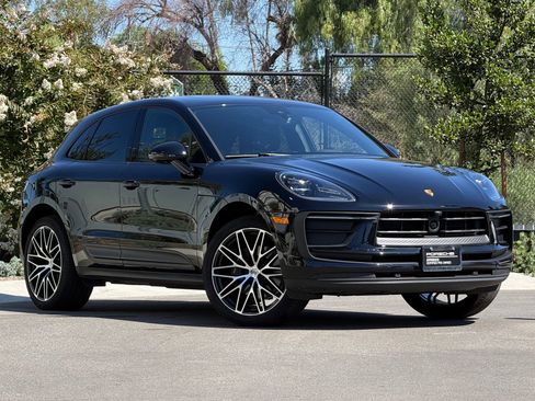 Certified 2026 Porsche Macan AWD/4WD image 9