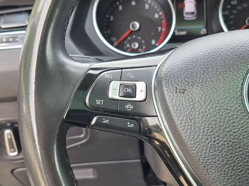 Used 2020 Volkswagen Tiguan SE w/ Panoramic Sunroof Package FWD image 19