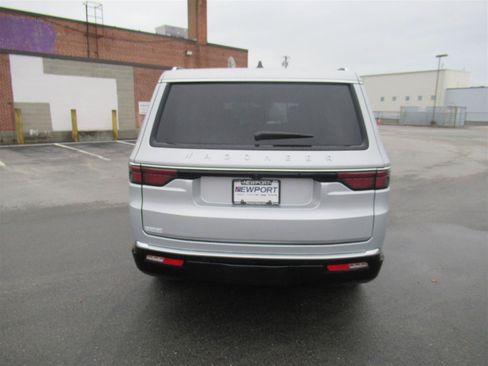 Used 2024 Jeep Wagoneer 4WD w/ Premium Group I image 6