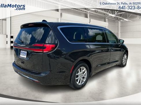 Used 2023 Chrysler Pacifica Touring-L FWD image 3