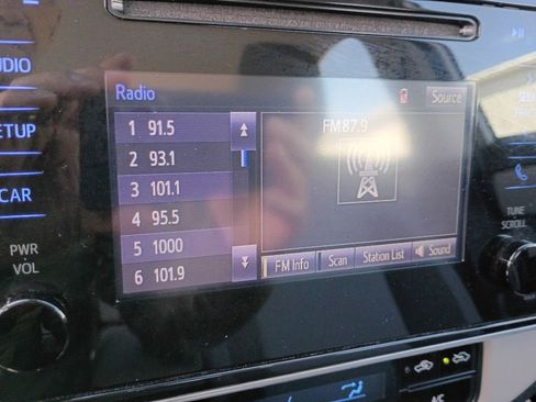 Used 2018 Toyota Corolla LE FWD image 23