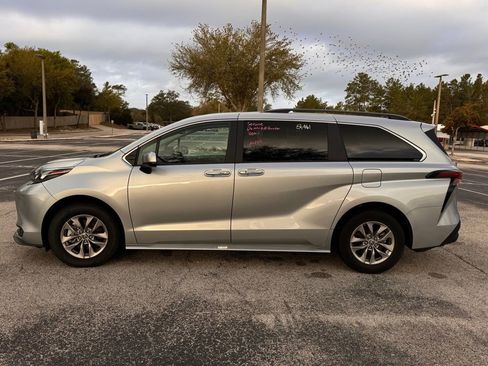 Used 2025 Toyota Sienna XLE image 4