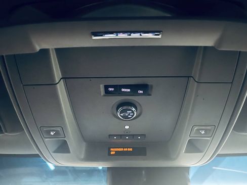 Used 2018 Chevrolet Suburban LT AWD/4WD image 39
