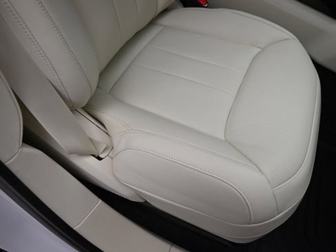 Used 2025 Land Rover Range Rover Long Wheelbase Autobiography image 24