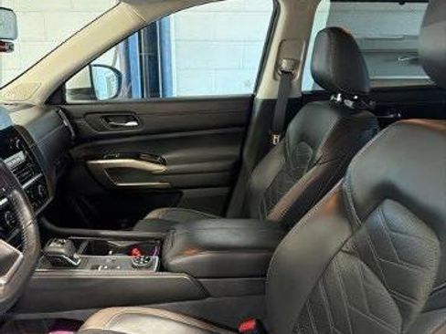 Certified 2023 Nissan Pathfinder Platinum image 1