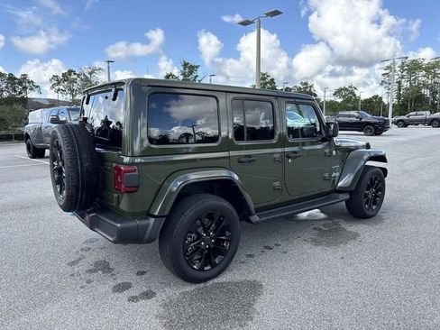 Used 2024 Jeep Wrangler Unlimited Sahara w/ Technology Group AWD/4WD image 3