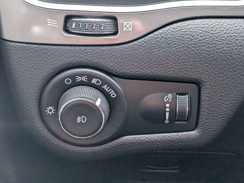 Used 2019 Jeep Cherokee Latitude w/ Popular Appearance Group FWD image 32