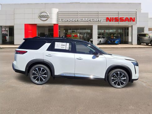 New 2026 Nissan Pathfinder Platinum image 2