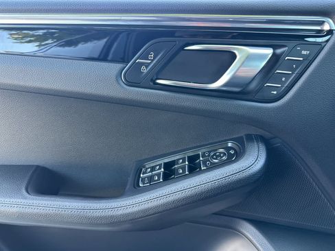 Certified 2025 Porsche Macan AWD/4WD image 12