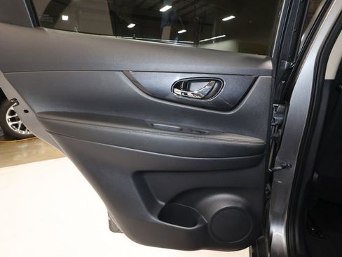 Used 2017 Nissan Rogue SV w/ SV Premium Package image 21