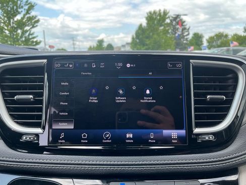 Used 2023 Chrysler Pacifica Touring-L FWD image 17