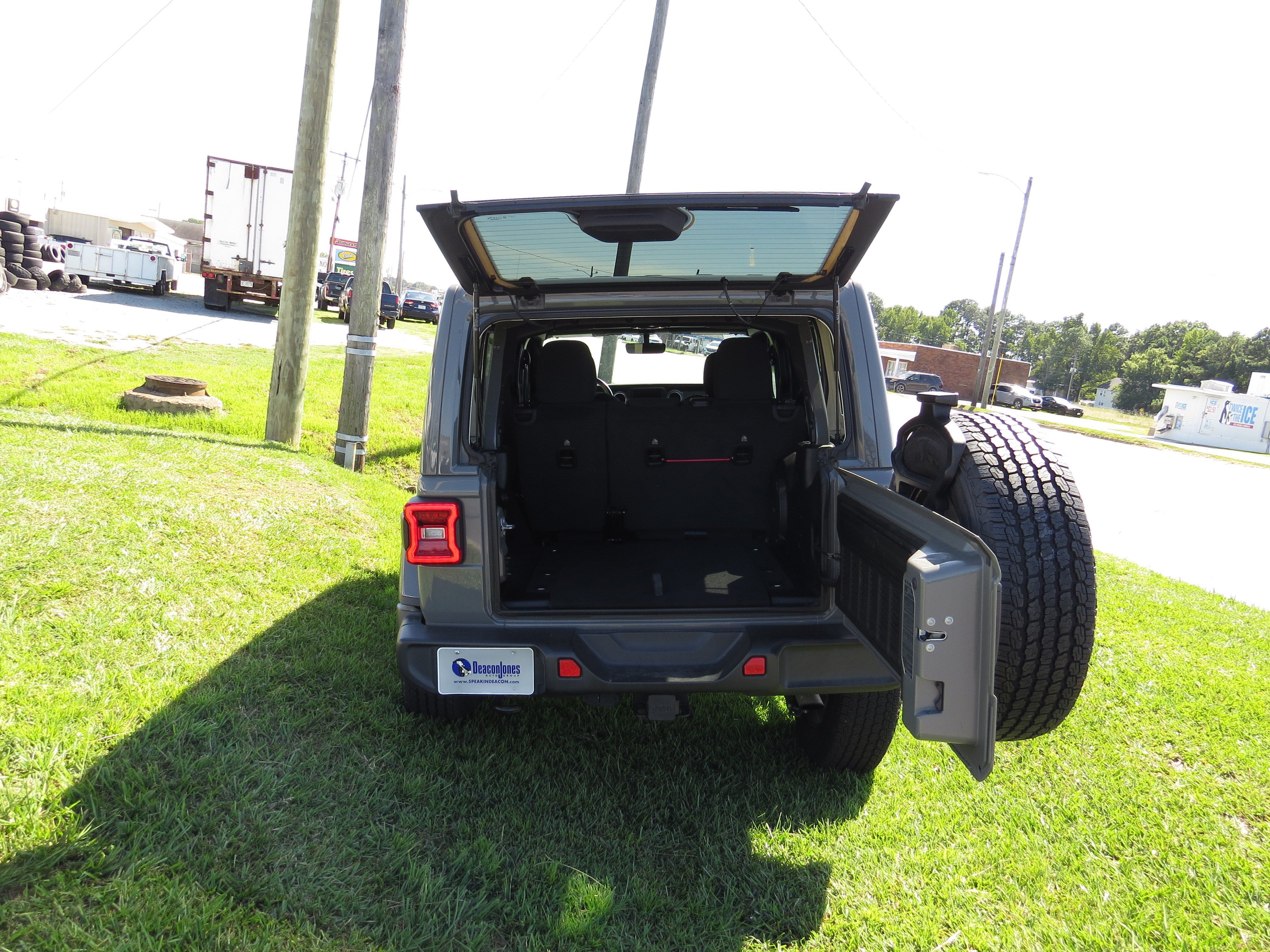 Used 2023 Jeep Wrangler Unlimited Sahara w/ Dual Top Group AWD/4WD image 5