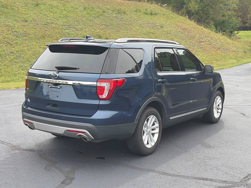 Used 2017 Ford Explorer XLT w/ Equipment Group 201A FWD image 4