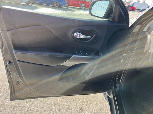 Used 2019 Jeep Cherokee Latitude w/ Cold Weather Group image 13