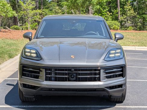 Certified 2025 Porsche Cayenne AWD/4WD image 10