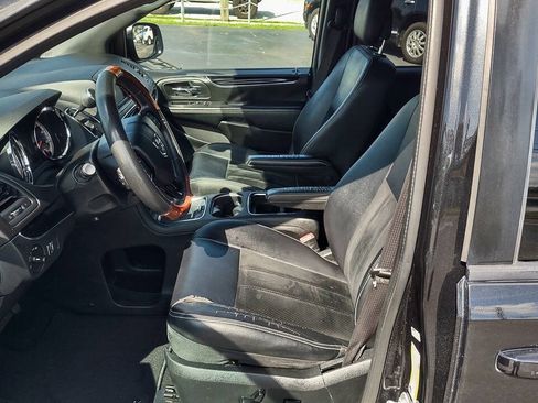 Used 2018 Dodge Grand Caravan SXT w/ Blacktop Package FWD image 10