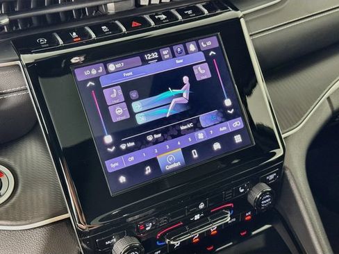 Used 2025 Jeep Grand Cherokee L Laredo w/ Luxury Tech Group I AWD/4WD image 19