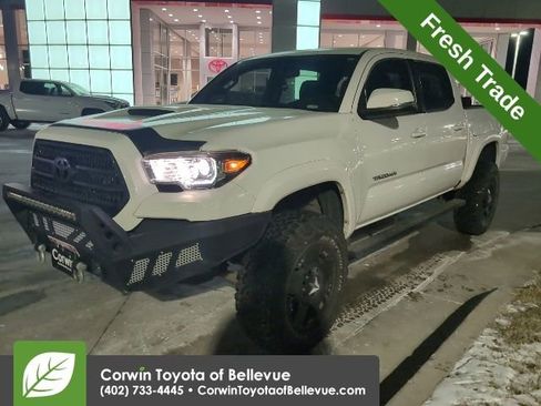 Used 2017 Toyota Tacoma TRD Sport image 8