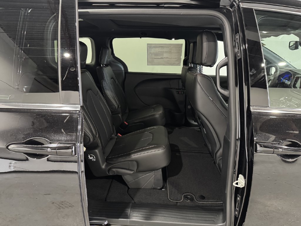 New 2027 Chrysler Pacifica Select w/ Family Tech Group AWD/4WD image 25