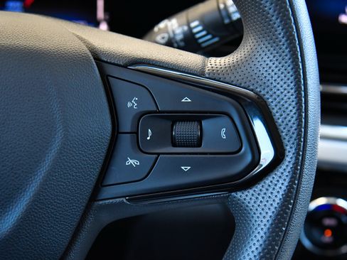 Used 2025 Chevrolet Trax LT FWD image 30