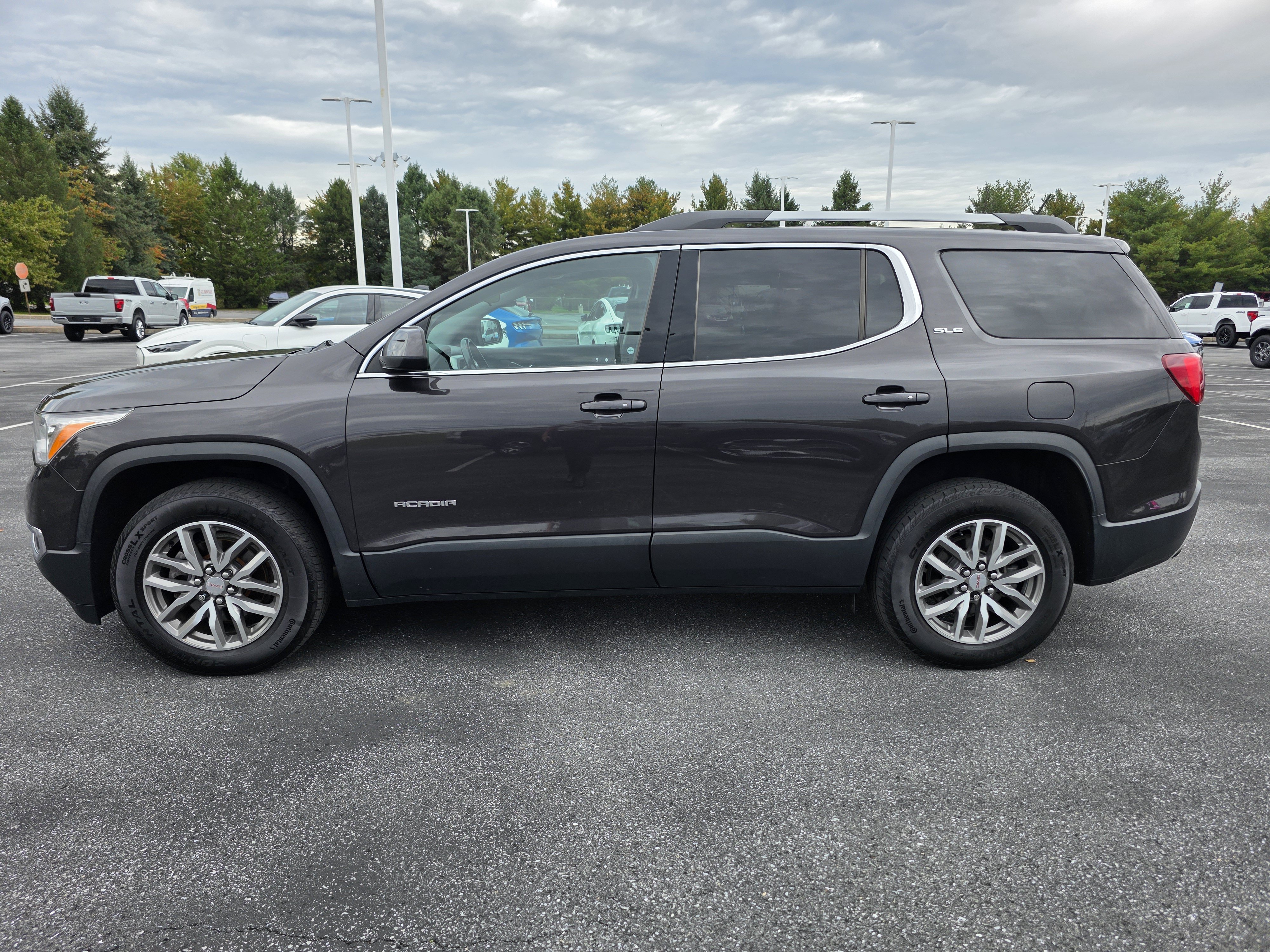Used 2019 GMC Acadia SLE w/ Driver Alert Package I AWD/4WD image 2