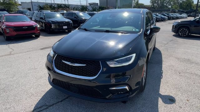 Used 2025 Chrysler Pacifica Select FWD image 5