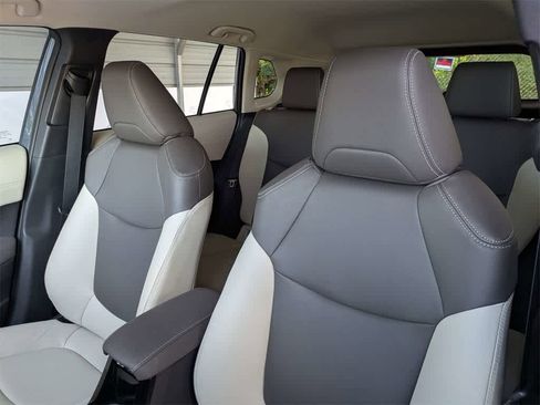 Used 2023 Toyota Corolla Cross XLE image 7