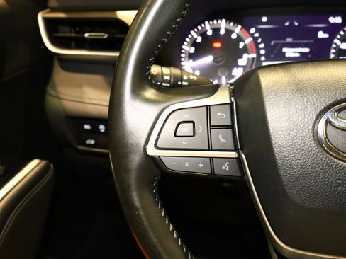 Used 2024 Toyota Highlander LE image 11