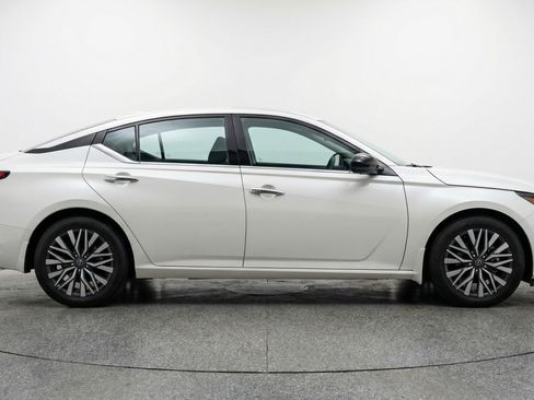 Used 2025 Nissan Altima 2.5 SV image 11