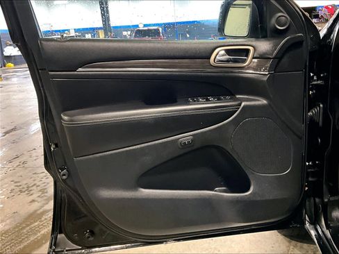 Used 2017 Jeep Grand Cherokee Overland image 9