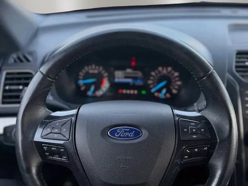 Used 2018 Ford Explorer XLT AWD/4WD image 9