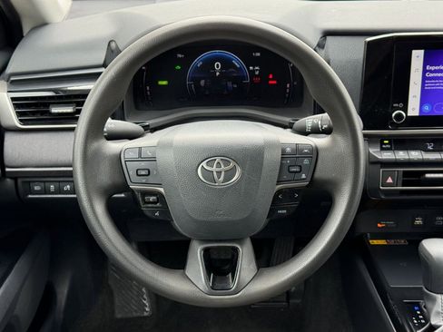 Used 2025 Toyota Camry LE image 28