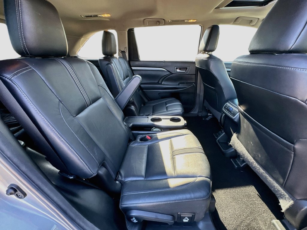 Used 2018 Toyota Highlander SE FWD image 34