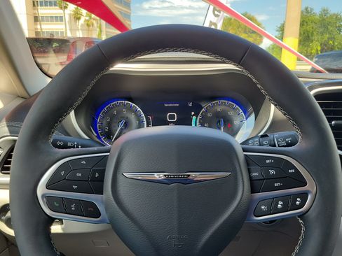 Used 2024 Chrysler Pacifica Touring-L FWD image 19