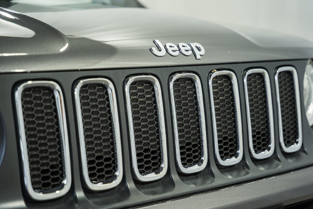 Certified 2018 Jeep Renegade Latitude AWD/4WD image 10