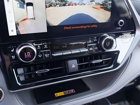 Used 2025 Toyota Highlander Platinum image 21