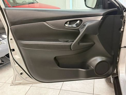 Used 2016 Nissan Rogue SV w/ SV Premium Package AWD/4WD image 16