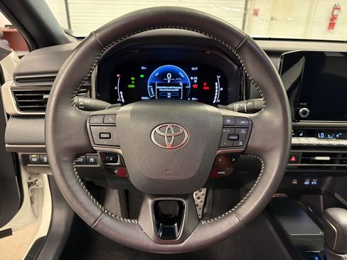 Used 2025 Toyota Camry SE w/ Convenience Package FWD image 9