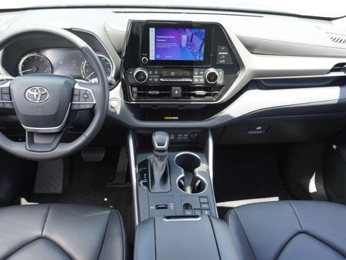 Used 2023 Toyota Highlander XLE FWD image 27