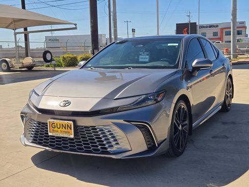 Used 2025 Toyota Camry XSE FWD image 3