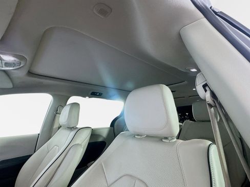 Used 2021 Chrysler Pacifica Limited w/ Uconnect Theater Family Group image 15