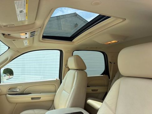Used 2007 Cadillac Escalade AWD w/ Information Package image 21