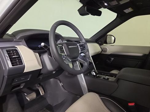 Used 2024 Land Rover Discovery Dynamic SE AWD/4WD image 14