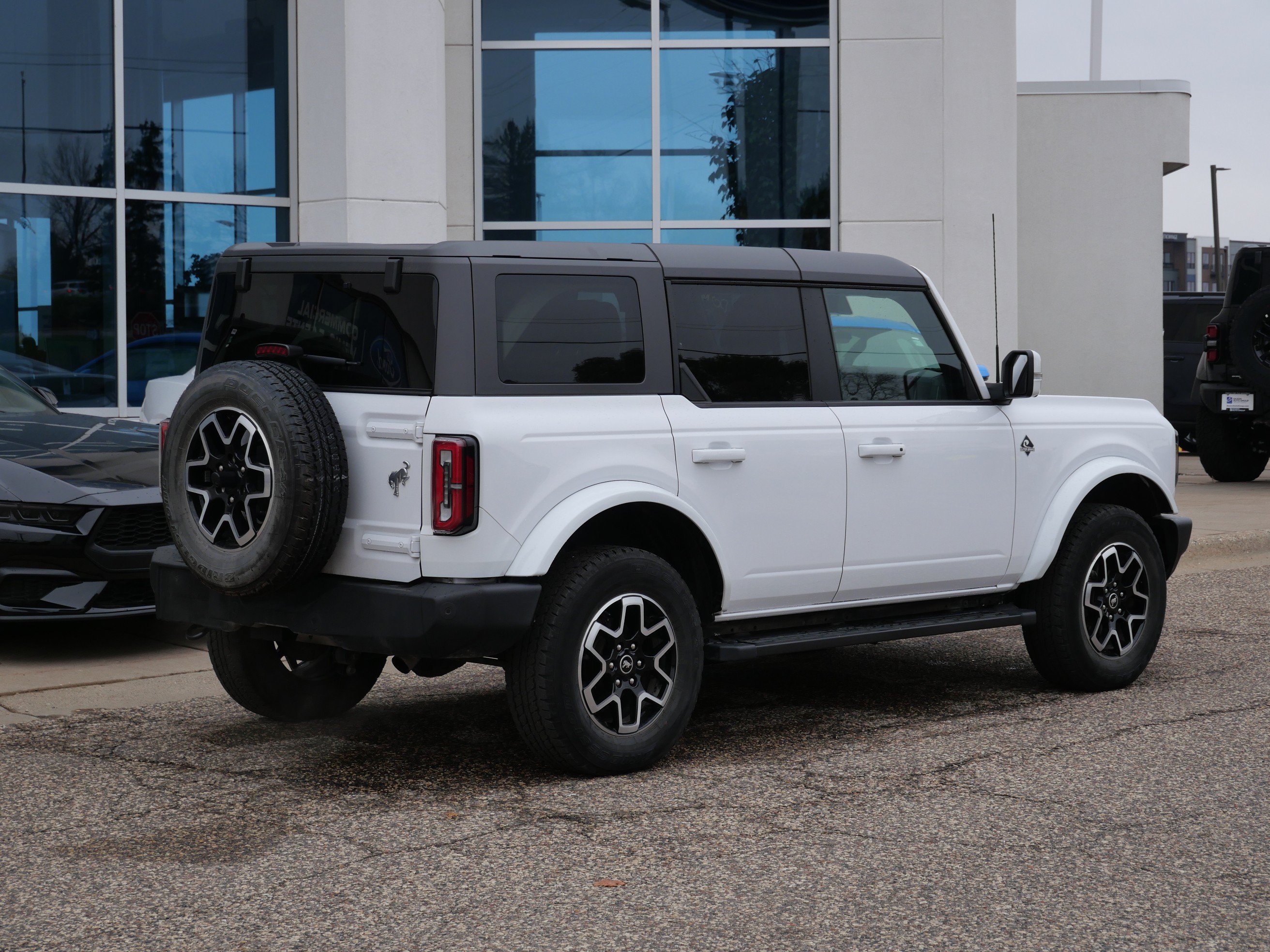 Used 2024 Ford Bronco Outer Banks AWD/4WD image 3