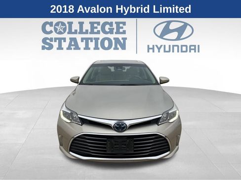 Used 2018 Toyota Avalon Limited image 2