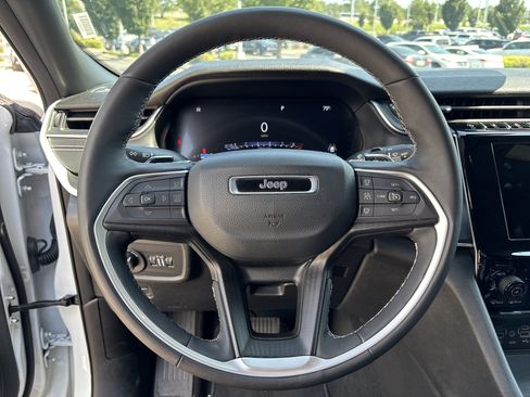 Used 2025 Jeep Grand Cherokee Altitude AWD/4WD image 14