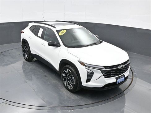 Certified 2025 Chevrolet Trax RS w/ Sunroof Package image 1