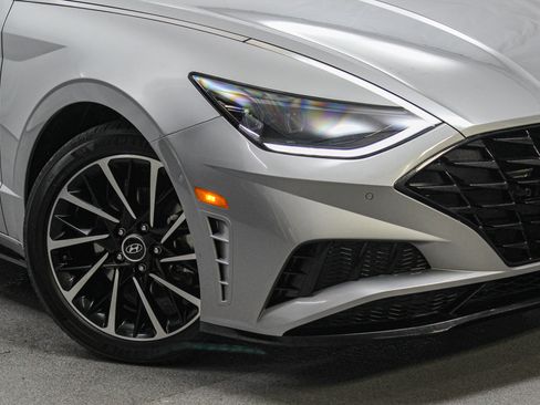 Used 2021 Hyundai Sonata Limited w/ Preferred Accessory Package FWD image 3