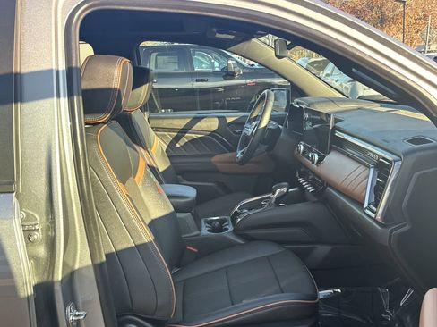 Used 2024 GMC Canyon AT4 w/ Technology Package image 9