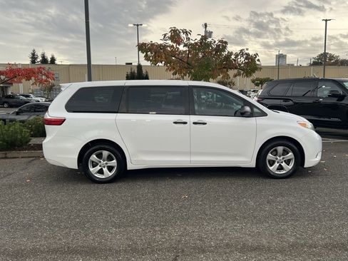 Used 2017 Toyota Sienna L image 7